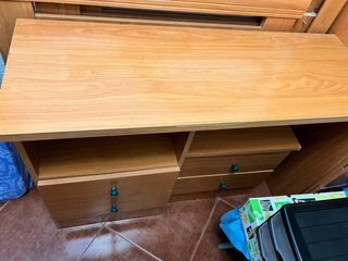 Escritorio y mesita de noche a juego