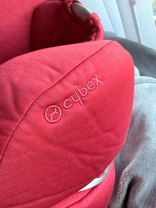 Silla de coche Cybex color roja solution q2-fix