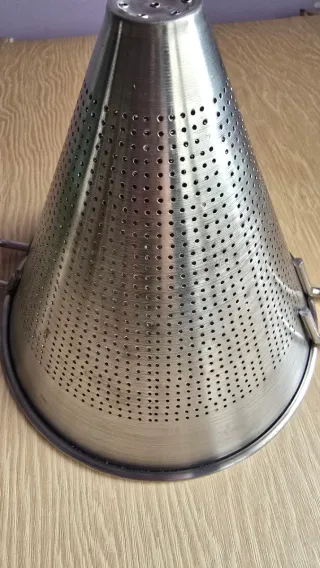 Colador de metal plateado