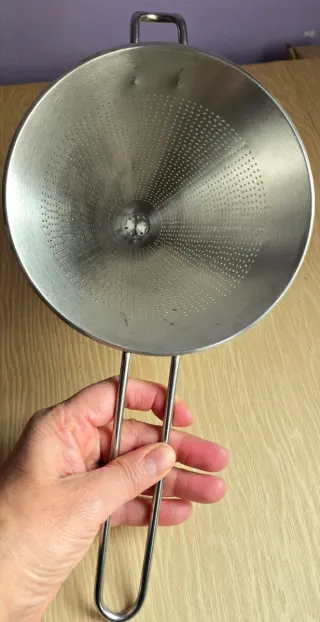 Colador de metal plateado