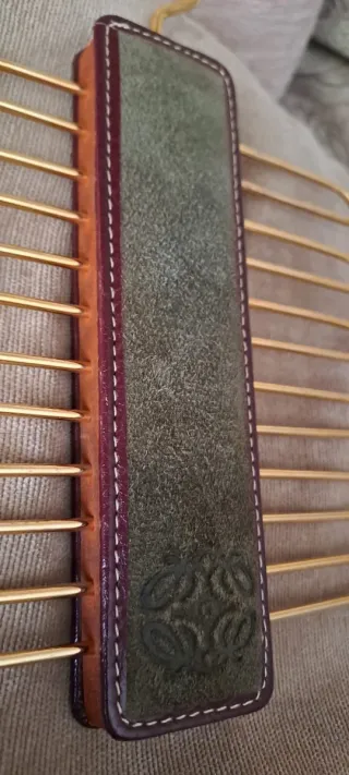 Corbatero Loewe ante verde oliva