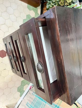 Cajonera de madera estilo colonial pintada.