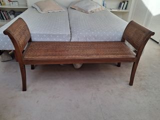 Banco de madera y mimbre