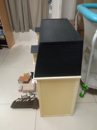 Casa de muñecas antigua con muebles