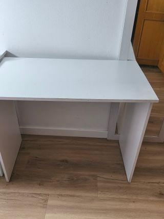 Escritorio blanco sencillo