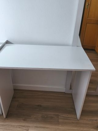 Escritorio blanco sencillo