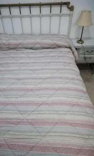 Edredón individual beige y rosa