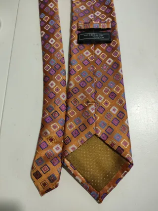 Cravatta fantasia geometrica arancione e viola