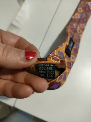 Cravatta fantasia geometrica arancione e viola