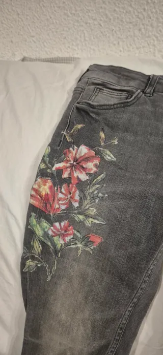 Vaqueros Zara florales grises Talla 34