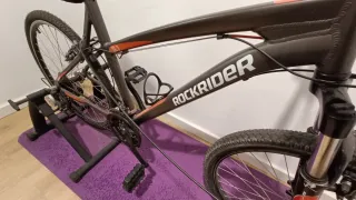 Rodillo B'Twin In'Ride 100 y Bicicleta de montaña