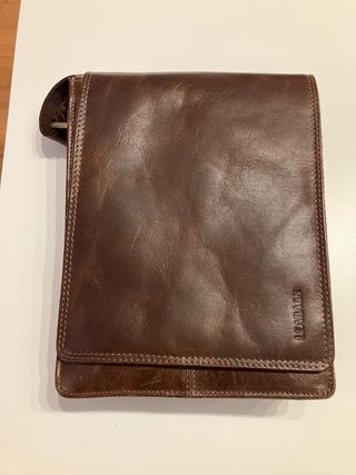 Bolso de mano de cuero marrón