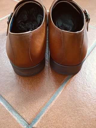 Zapatos de vestir marrones con hebilla