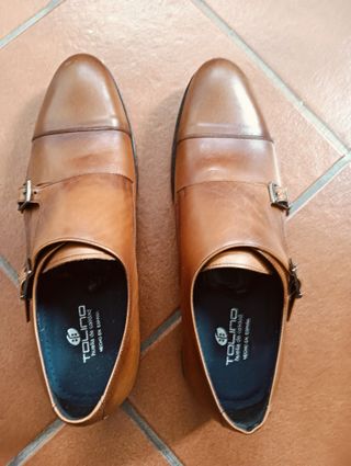Zapatos de vestir marrones con hebilla