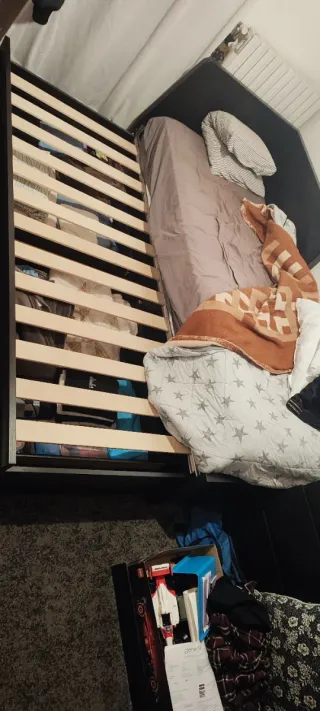 Letto doppio con doghe con un materasso