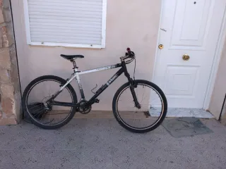 Bicicleta B'Twin Negra y Blanca