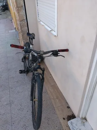 Bicicleta B'Twin Negra y Blanca