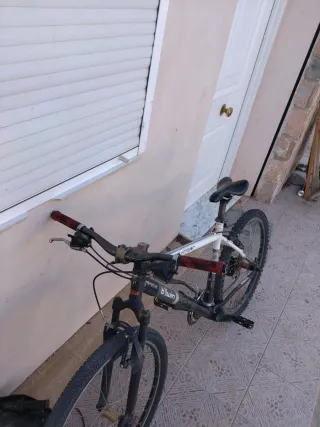 Bicicleta B'Twin Negra y Blanca