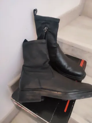 Botines de piel negra de la marca Massimo Dutti, e