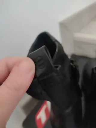 Botines de piel negra de la marca Massimo Dutti, e