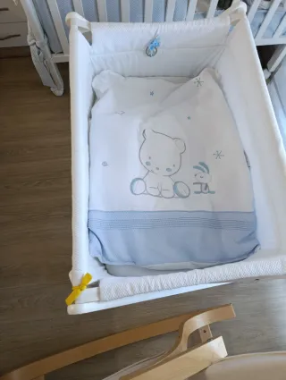 Minicuna blanca con osito y conejito