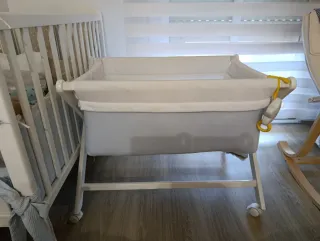 Minicuna blanca con osito y conejito