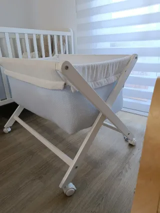 Minicuna blanca con osito y conejito