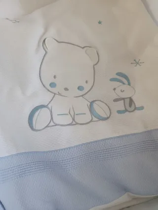 Minicuna blanca con osito y conejito