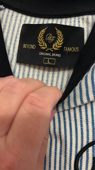 Camiseta Rayas Azul y Negra Logo Bordado