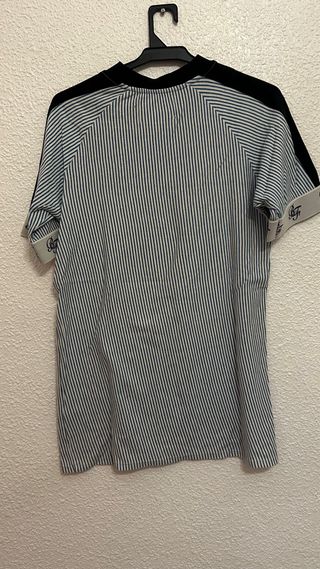 Camiseta Rayas Azul y Negra Logo Bordado