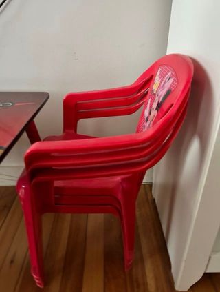 Mesa y 3 sillas infantiles