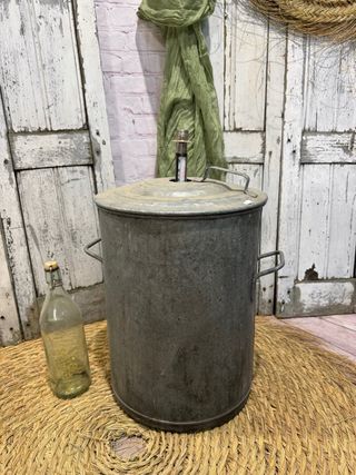 Antiguo esterilizador de metal