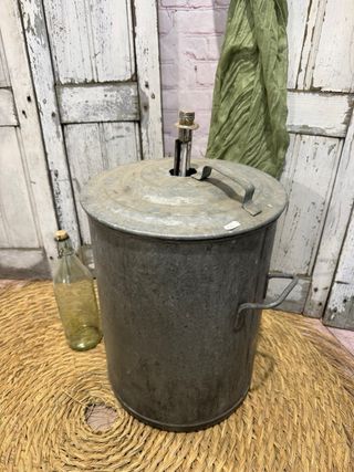 Antiguo esterilizador de metal