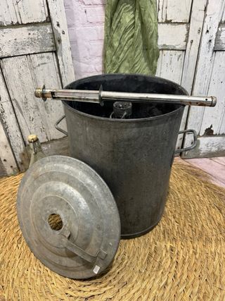 Antiguo esterilizador de metal