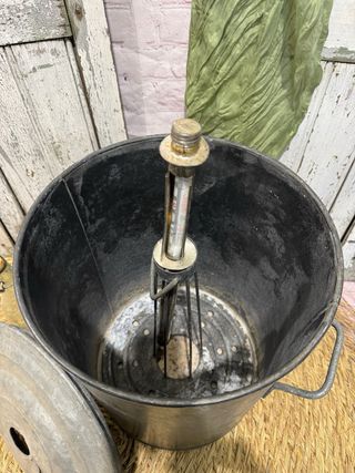 Antiguo esterilizador de metal