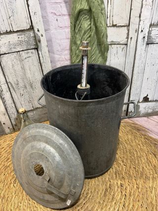 Antiguo esterilizador de metal