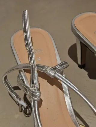 Sandalias Zara Talla 38 Doradas y Plateadas