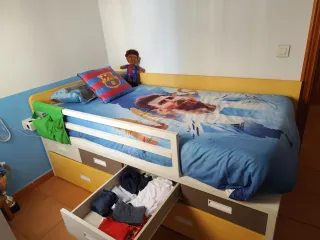 Cama de niño  infantil con cajones y barrera