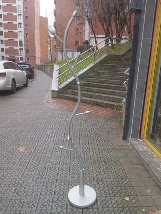 Perchero de pie plateado