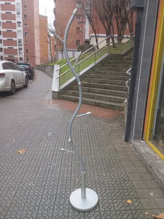 Perchero de pie plateado