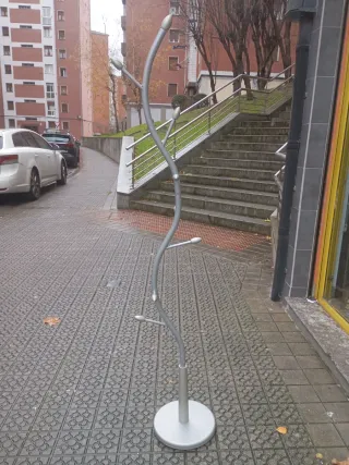 Perchero de pie plateado