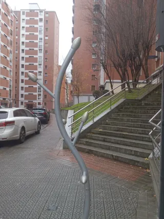 Perchero de pie plateado