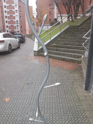 Perchero de pie plateado