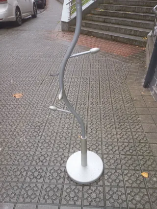 Perchero de pie plateado