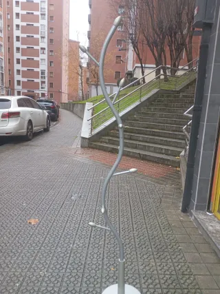 Perchero de pie plateado