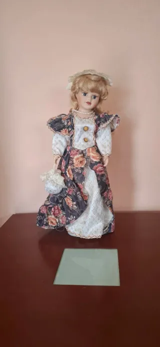 Muñeca de porcelana antigua