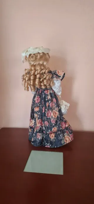 Muñeca de porcelana antigua