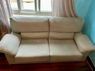 Sofá de tela beige