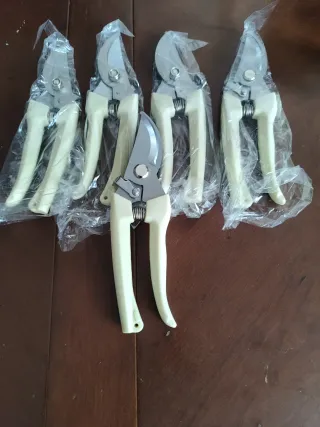 Tijera de jardinería nueva a estrenar