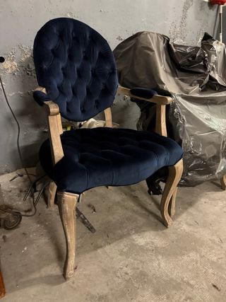 Preciosa silla con reposabrazos terciopelo azul